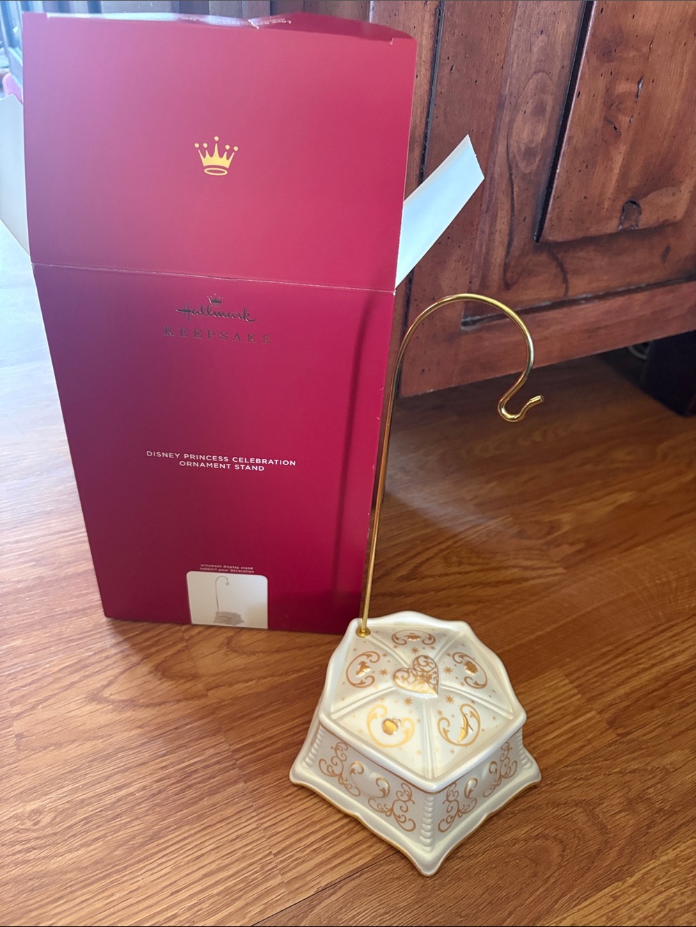 2020 Hallmark Disney Princess Celebration Ornament Stand